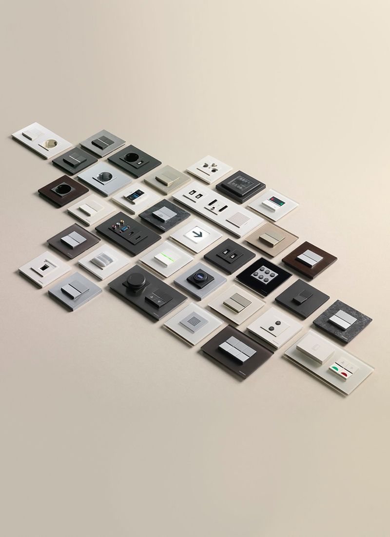 Conjunto de mecanismos: interruptores, enchufes, usb, enchufes de antenas.